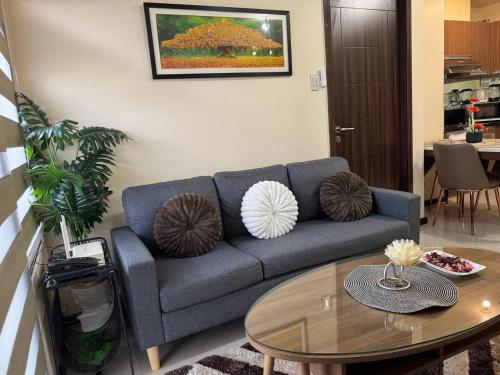 Area soggiorno di Cozy, aesthetic Pet friendly 1br Condo with balcony in Pasay with Manila Bay View Near MOA & Okada WFH ready Free Pool Acces Gym and Sauna