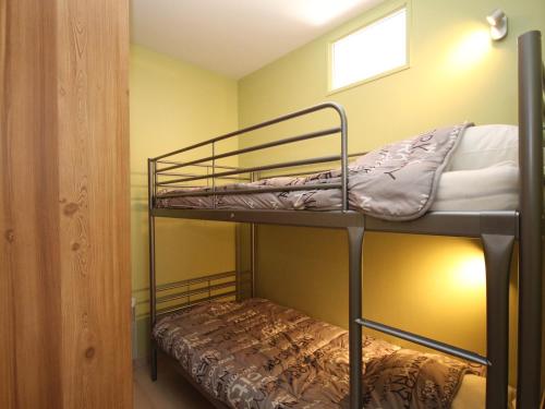 ein Schlafzimmer mit zwei Etagenbetten in einem Zimmer in der Unterkunft Le Mont-Dore: Beau T2bis avec terrasse, 2 chambres, WiFi - FR-1-608-70 in Le Mont-Dore