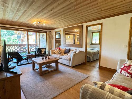 Appartement 3 chambres avec balcon, proche des pistes, parking, WiFi, TV avec Netflix et Amazon. - FR-1-623-79