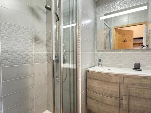 une salle de bain avec douche et lavabo dans l'établissement Magnifique Appartement 4* Les Gets, 48m², Proche Centre, Balcons, 6 Couchages, Services Inclus - FR-1-623-20, aux Gets