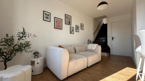 - un salon avec un canapé blanc dans l'établissement Le Haut perché, à Nevers