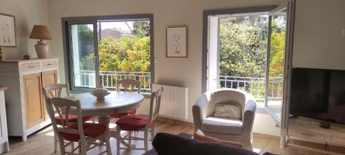 Photo de la galerie de l'établissement Maison Atypique restaurée à NEUF Calme Tout à Pied, à Six-Fours-les-Plages