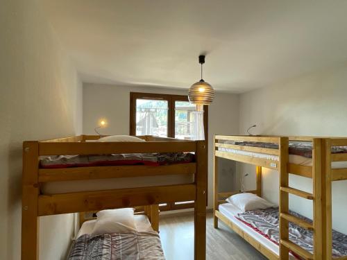 - 2 lits superposés dans une chambre dans l'établissement Appartement 6 pers, 50m des pistes, centre, terrasse 48m², parking, WiFi - Les Gets - FR-1-623-1, aux Gets