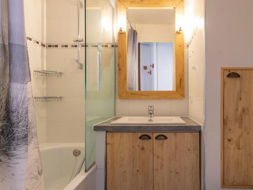 une salle de bain avec un lavabo, un miroir et une baignoire dans l'établissement Charmant 2 pièces cosy pour 4 personnes à Avoriaz, balcon sud/est, équipé tout confort - FR-1-314-271, à Morzine