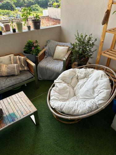 un salon avec un lit et un canapé dans l'établissement T3 Centre ville, à Ajaccio