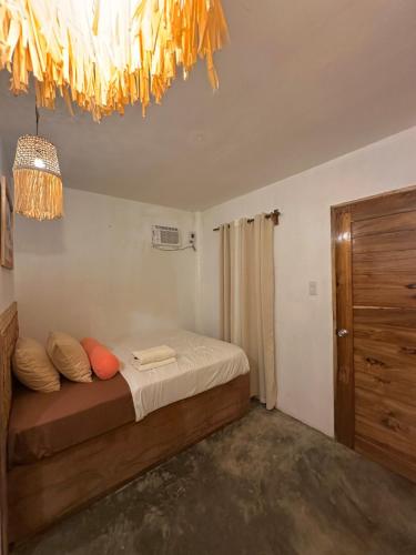 ゼネラル・ルナにあるP5 Bungalow Cozyのベッドとシャンデリアのある寝室