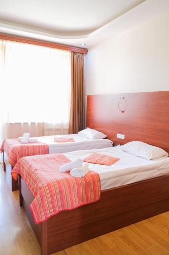 two beds in a hotel room with at Ani Resort in Artavaz