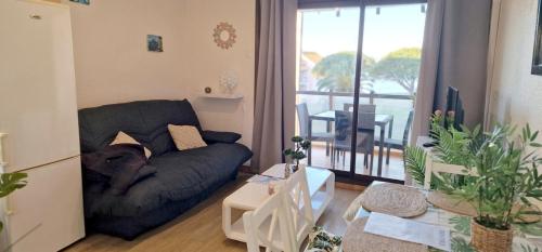 - un salon avec un chien posé sur un canapé dans l'établissement Appartement climatisé avec piscine, magnifique vue mer, lac et le Pic le Canigõ !, au Barcarès