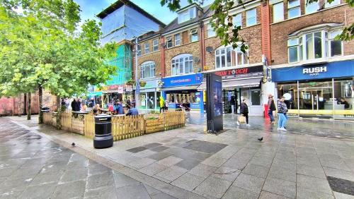Gallery image of Ultra central next to shopping center and station in Harrow