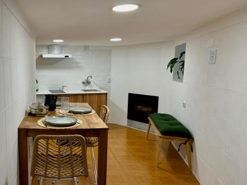 a kitchen with a table and chairs in a room at Raízes da Serra - Casa Alvoco in Alvoco da Serra