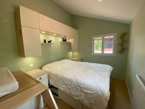 une petite chambre avec un lit et une fenêtre dans l'établissement Maison vacance eco quartier, à La Teste-de-Buch