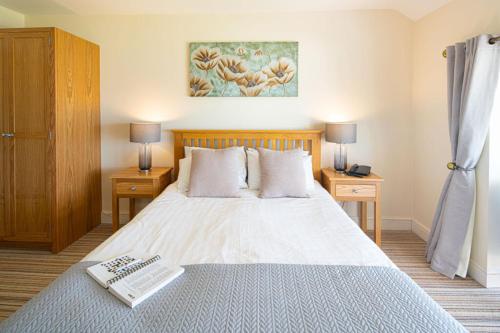 Postel nebo postele na pokoji v ubytování Gwbert Hotel