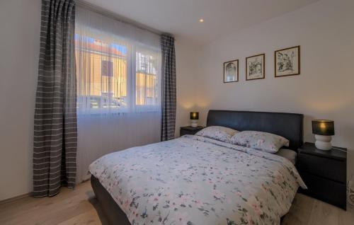 a bedroom with a bed and a window at Apartman Cukar Pula in Pula