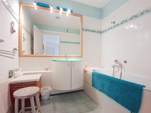 une salle de bain avec un lavabo et un miroir dans l'établissement Duplex avec terrasse & vue dégagée dans domaine privé à Mandelieu, à Mandelieu-la-Napoule