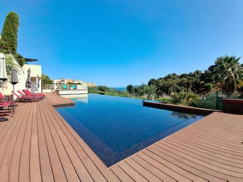 Duplex avec terrasse & vue dégagée dans domaine privé à Mandelieu