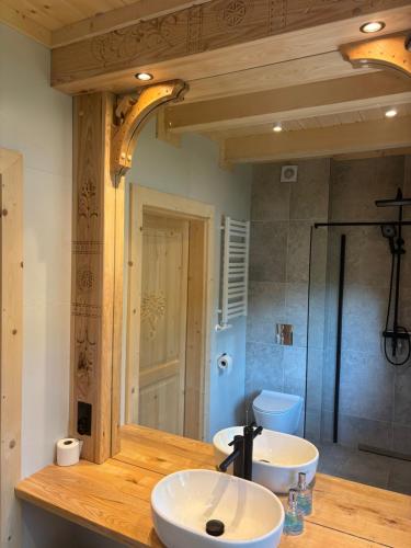 a bathroom with two sinks and a mirror at Cicha Ostoja in Czarny Dunajec