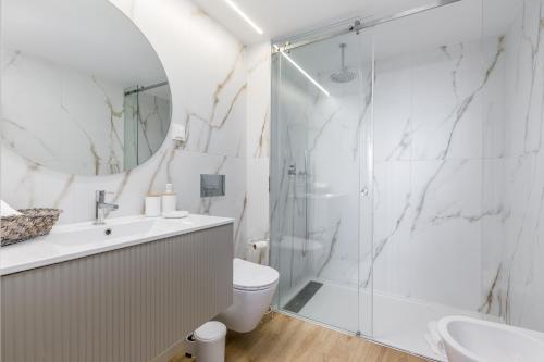 a bathroom with a shower and a toilet and a sink at Douro Tower Loft - Shared Pool in Vila Nova de Gaia
