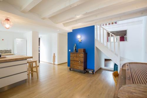 une cuisine avec un mur bleu et un escalier dans l'établissement Family beach house, à Marseille