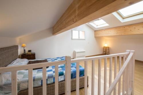 - une chambre avec un lit dans une mezzanine dotée de lucarnes dans l'établissement Family beach house, à Marseille