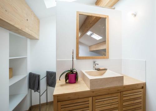 une salle de bain avec un lavabo et un miroir dans l'établissement Family beach house, à Marseille