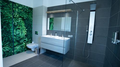 un bagno con lavandino, doccia e WC di Les Villas du Parc de la Chabotterie a Saint-Sulpice-le-Verdon