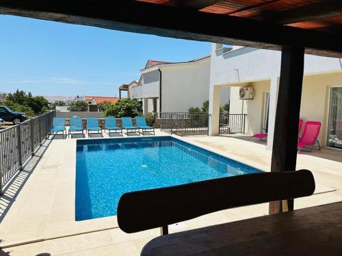 Galeriebild der Unterkunft Beachfront House Robert with Pool in Cesarica