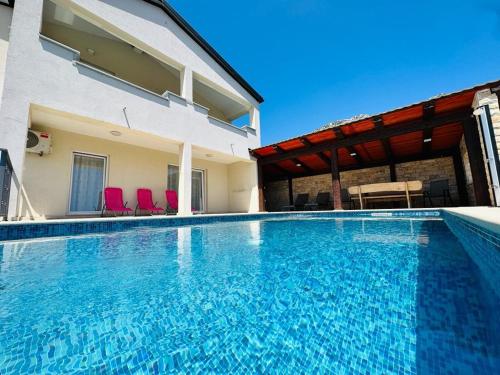 Galeriebild der Unterkunft Beachfront House Robert with Pool in Cesarica