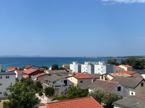 ヴィルにあるVilla Mareの家々と海を背景にした街