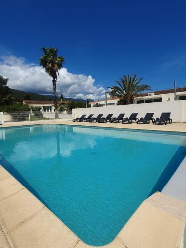 T2 climatisé avec piscine