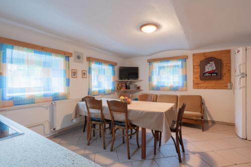 Μια τηλεόραση ή/και κέντρο ψυχαγωγίας στο Holiday House Mária