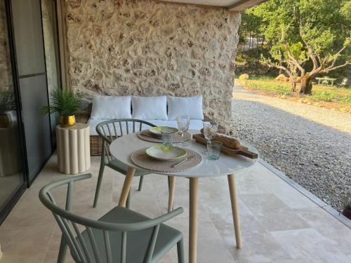 une table et deux chaises sur une terrasse dans l'établissement Maison Martens Villa & Appartement, à Lorgues