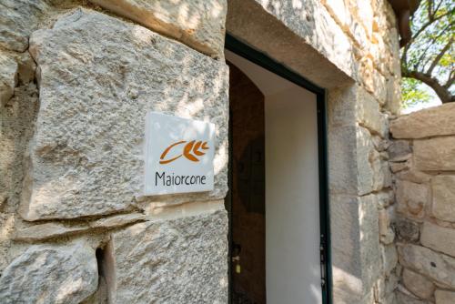 a sign on the side of a stone building at Agriturismo Fondo Paliemmu in Modica