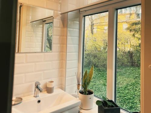 Un baño con lavabo y ventana. en Flat in Telliskivi area, en Tallin