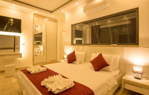 ein Hotelzimmer mit einem Bett und einem Fenster in der Unterkunft Premium3 in Bezirgân