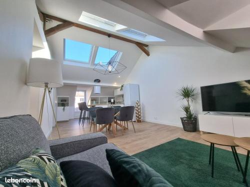 Luminous and elegant 3BR apartment in hyper centre