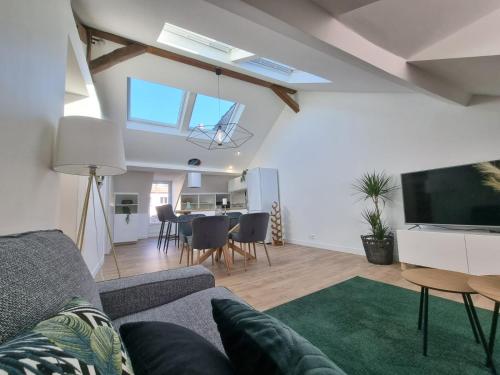 un salon avec un canapé et une télévision à écran plat dans l'établissement Luminous and elegant 3BR apartment in hyper centre, à Pau