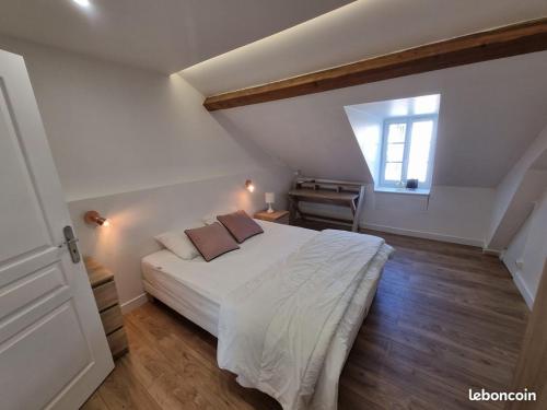 une chambre avec un lit blanc et une fenêtre dans l'établissement Luminous and elegant 3BR apartment in hyper centre, à Pau