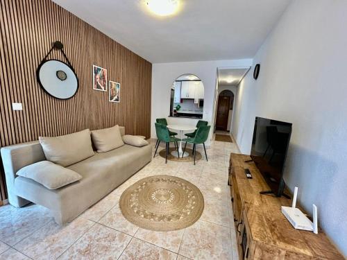 una sala de estar con un sofá y una mesa en Hola Torrevieja, en Torrevieja