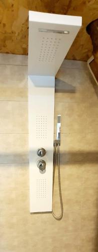 un objet blanc assis au sol dans une pièce dans l'établissement Le séchoir, gite du XVIII siècle, jacuzzi privatif, à Carsac-Aillac