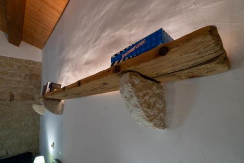 a wooden object hanging on a wall at Agriturismo Fondo Paliemmu in Modica