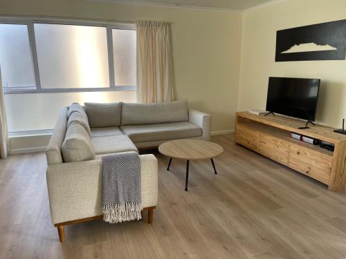 Televisyen dan/atau pusat hiburan di Silver Sunsets Self-Catering Apartments