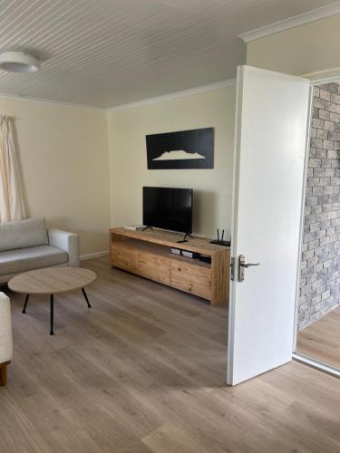 Televisyen dan/atau pusat hiburan di Silver Sunsets Self-Catering Apartments