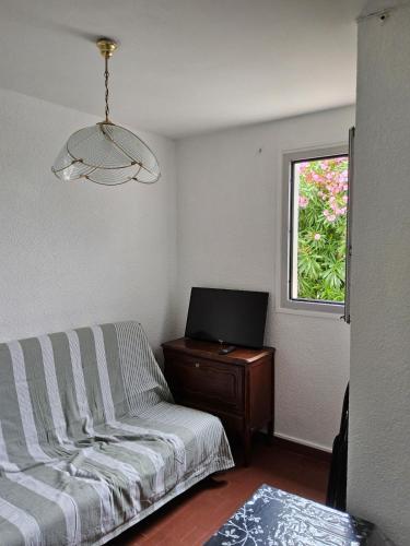 A bed or beds in a room at Le Cardinale in Barcarès Beach 4 people