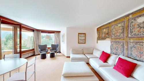 a living room with a couch and a table at Abitaziun Quadratscha 20 - Samedan in Samedan