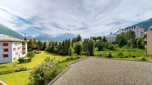 a view of a resort with mountains in the background at Abitaziun Quadratscha 20 - Samedan in Samedan
