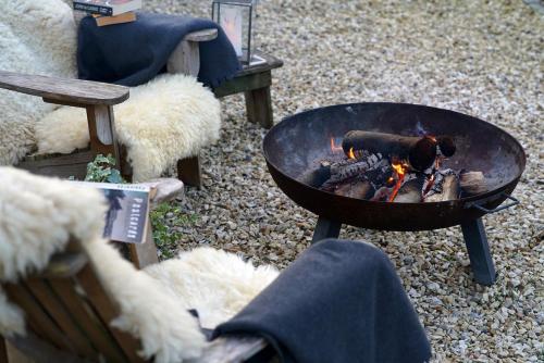 Φωτογραφία από το άλμπουμ του Ambrose Hut, Private, romantic, luxury Shepherd Hut with own Hot Tub σε Southborough