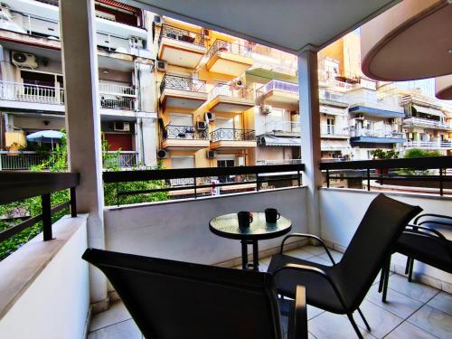 Elegant Central Studio with Balcony & WiFi Fiber