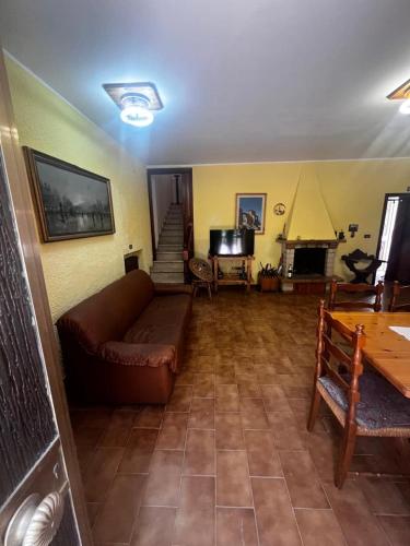 una sala de estar con un sofá y una mesa en I due cipressi, en Cagli