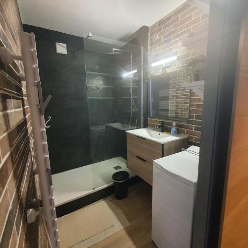 une salle de bain avec une douche, des toilettes et un lavabo dans l'établissement Bleu Marine, à Canet