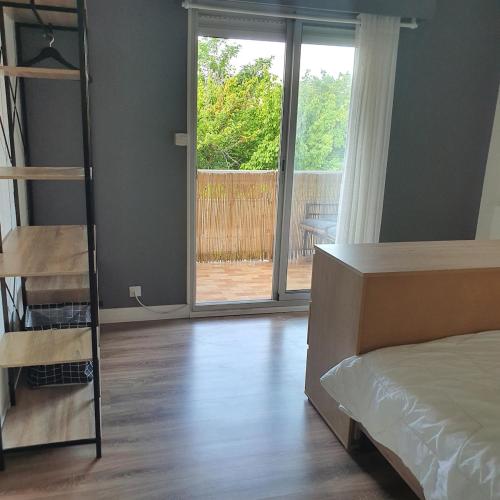 - une chambre avec des lits superposés et une porte coulissante en verre dans l'établissement Bleu Marine, à Canet